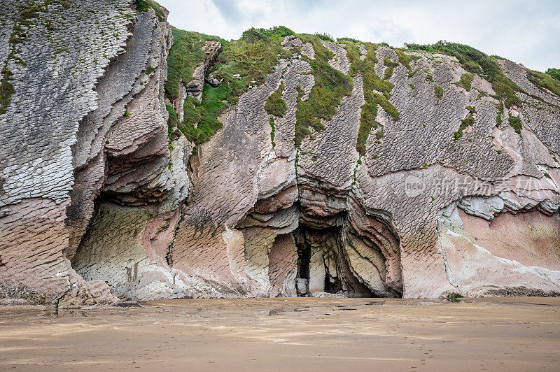 Zumaia flysch的洞穴。Guipuzcoa。西班牙巴斯克地区